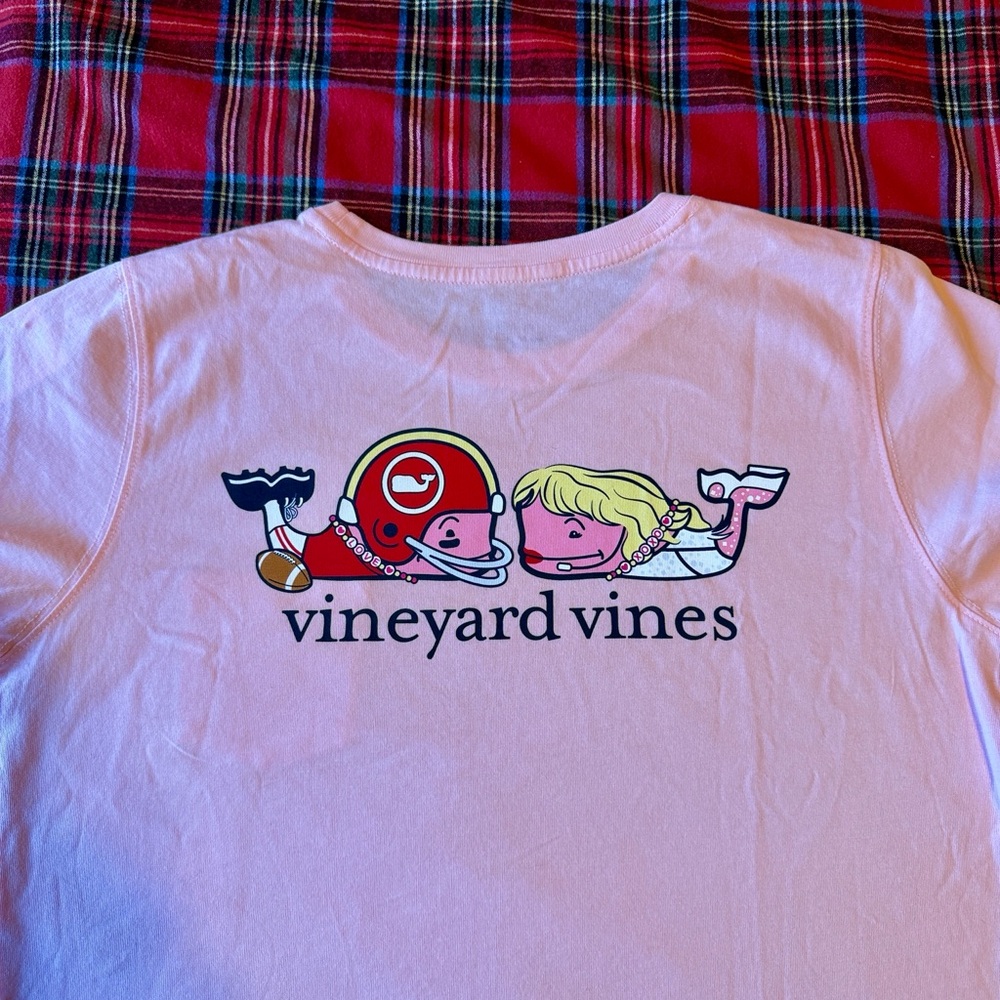 Vineyard Vines Flamingo Taylor&Travis IN OUR WEDDING ERA SS Pocket Tee 💞